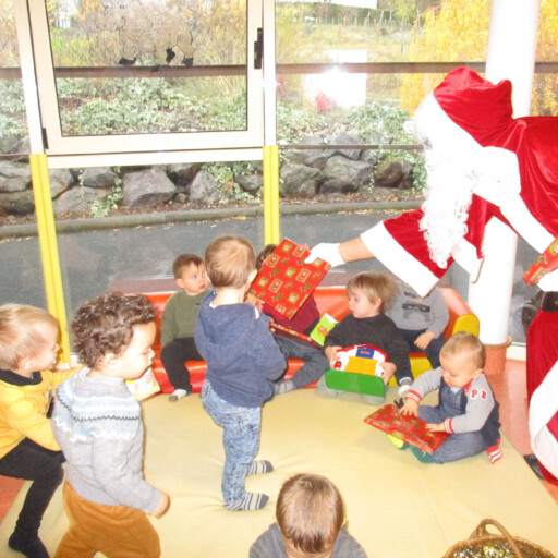 Visite du Père Noël à la structure petite enfance l Ilot Câlin Ville